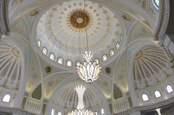 مسجد افتخار مسلمانان با نام حضرت محمد (ص) در شالی چچن مسجد افتخار مسلمانان با نام حضرت محمد (ص) در شالی چچن - اسپوتنیک ایران