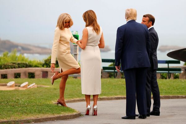 رئیس جمهور فرانسه امانوئل مکرون با همسرش در حال ملاقات با رئیس جمهور آمریکا  و همسرش در بیاریتز - اسپوتنیک ایران  