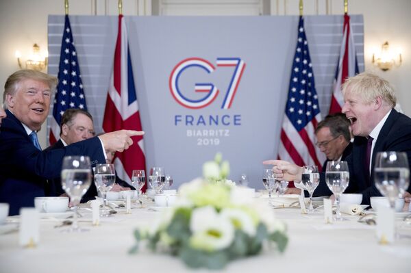 دونالد ترامپ رئیس جمهور آمریکا و نخست وزیر بریتانیا باریس جانسون در حال مذاکره در اجلاس گروه هفت - اسپوتنیک ایران  