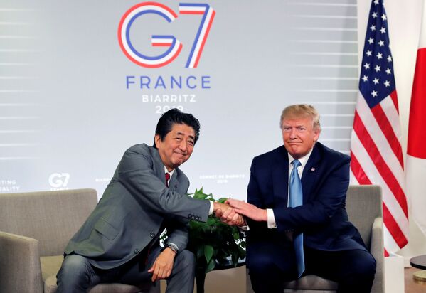 دونالد ترامپ رئیس جمهور آمریکا و نخست وزیر ژاپن شینزو آبه در اجلاس گروه هفت در بیاریتز - اسپوتنیک ایران  