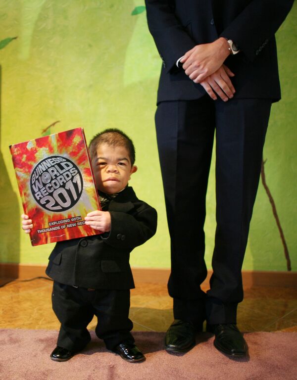 جالب ترین رکوردهای گینس - کوچکترین مرد جهان در کلمبیا - اسپوتنیک ایران  