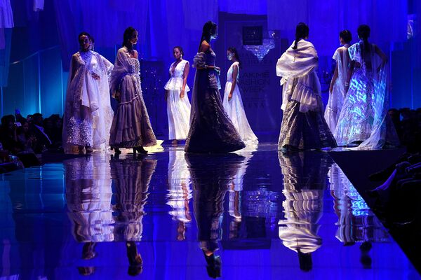مدل ها در لباس های دیزاینر مانیش مالهوترا در هفته مد در بمبئی هند - اسپوتنیک ایران  