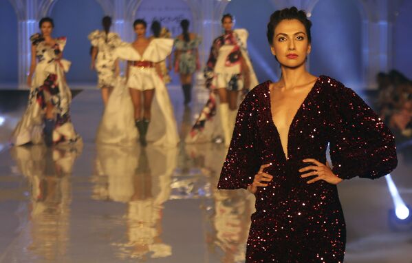 در هفته مد بمبئی Gauri & Nainika مدل ها در حال نمایش مجموعه لباس های  - اسپوتنیک ایران  