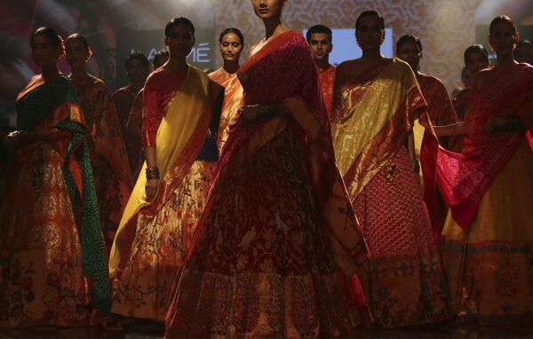 در هفته مد بمبئی Gaurang مدل ها در حال نمایش مجموعه لباس های  - اسپوتنیک ایران  