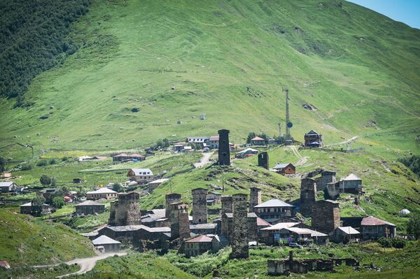 
روستای اوشگولی در منطقه سوانتی گرجستان جز زیباترین مناطق طبیعی جهان به شمار می رود 
 - اسپوتنیک ایران  