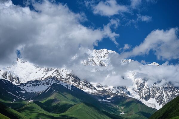 کوه های زیبای اوشگولی، باعث جذب توریست به این منطقه شده است - اسپوتنیک ایران  