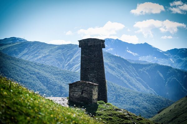 کوه های زیبای اوشگولی، باعث جذب توریست به این منطقه شده است - اسپوتنیک ایران  