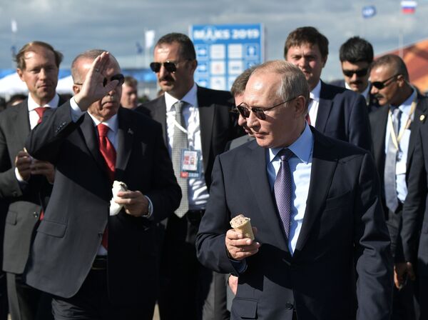 پوتین و اردوغان در حال خوردن بستنی در نمایشگاه هوافضای «ماکس-2019» مسکو - اسپوتنیک ایران  