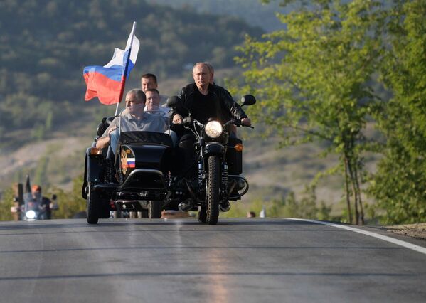 ولادیمیر پوتین رئیس جمهور روسیه در شو موتورسواری بین المللی در سواستاپل  - اسپوتنیک ایران  