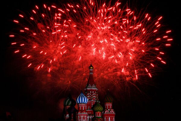مراسم آتش بازی به مناسبت افتتاحیه فستیوال بین المللی موسیقی نظامی «اسپاسکایا باشنیا» در مسکو - اسپوتنیک ایران  