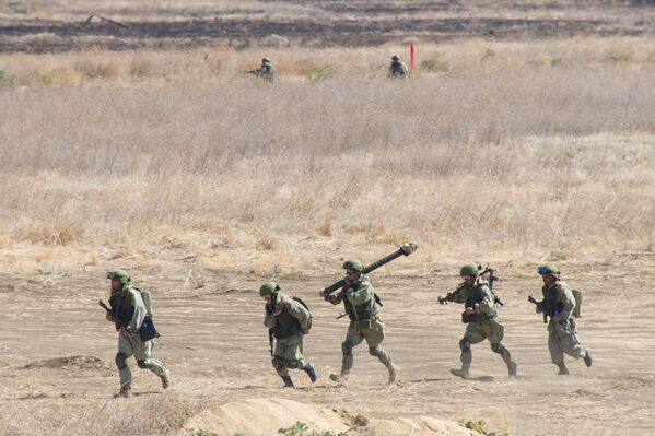 شرکت نظامیان در تمرینات نظامی در شبه جزیره کریمه - اسپوتنیک ایران  