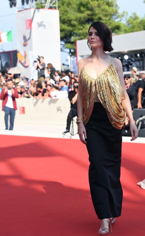 هنرپیشه یولیا سنیگیر روی فرش قرمز ۷۶مین جشنواره فیلم ونیز - اسپوتنیک ایران  