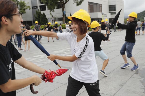 معترضان در هنگ کنگ اغلب چتر به دست می گیرند - اسپوتنیک ایران  