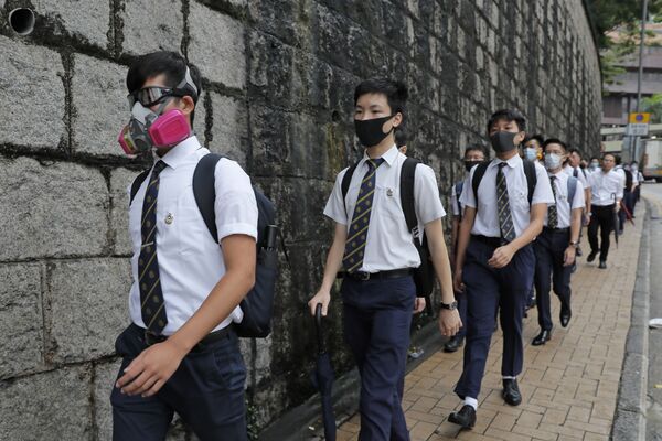 گاهی اوقات معترضان ماسک بر صورت می گذارند - اسپوتنیک ایران  