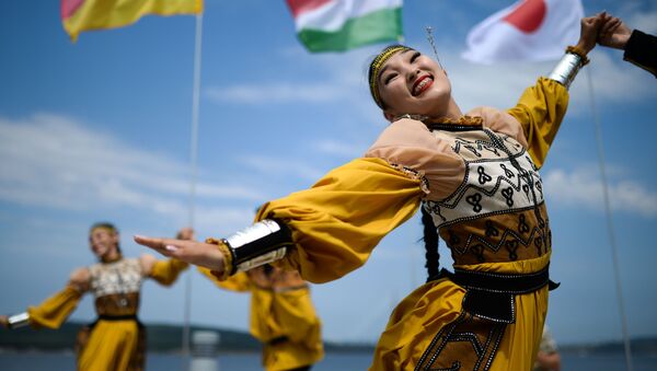  اجرای هنرمندان در لباس های محلی در روز افتتاحیه نمایشگاه اقتصادی در شهر ولادی وستوک - اسپوتنیک ایران  