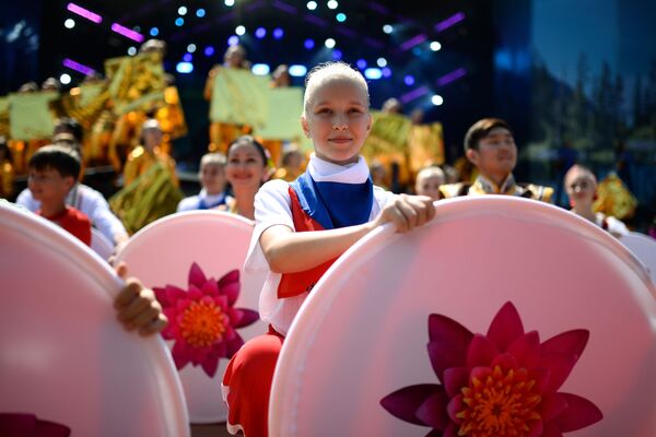 اجرای هنرمندان  در روز افتتاحیه نمایشگاه اقتصادی در شهر ولادی وستوک - اسپوتنیک ایران  