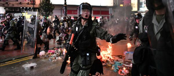 در هنگ کنگ یک نوجوان در جریان اعتراضات به ضرب گلوله زخمی شد در هنگ کنگ یک نوجوان در جریان اعتراضات به ضرب گلوله زخمی شد - اسپوتنیک ایران