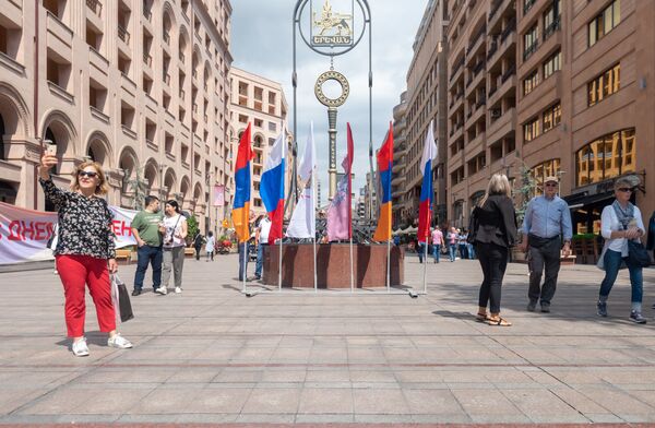 ایروانی ها روز مسکو - پایتخت روسیه را جشن گرفتند - اسپوتنیک ایران  