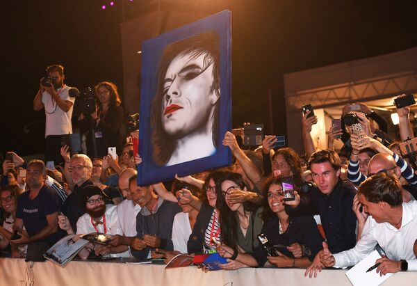 طرفداران موسیقی دان میک جاگر  در مراسم اختتامیه فستیوال فیلم ونیز - اسپوتنیک ایران  