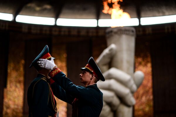 گارد احترام نظامی در کنار آتش جاویدان - اسپوتنیک ایران  