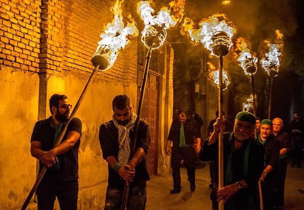 مراسم دسته چوبی در شب 12 ماه محرم  گرگان ایران - اسپوتنیک ایران  