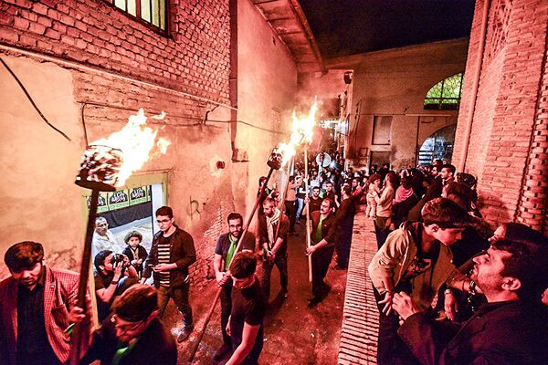 مراسم دسته چوبی در شب 12 ماه محرم  گرگان ایران - اسپوتنیک ایران  