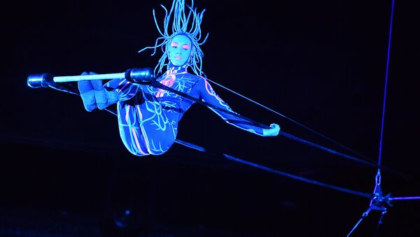 کسنیا یلکینا ژیمناستیک کار در زمان اجرای برنامه در سیرک بزرگ مسکو، سال 2014 - اسپوتنیک ایران  