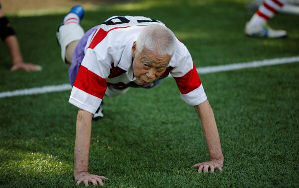 ریوتی ناگایاما ی ۸۶ ساله ، پیرترین بازیکن باشگاه راگبی فوواکو قبل از مسابقه در توکیو  - اسپوتنیک ایران  