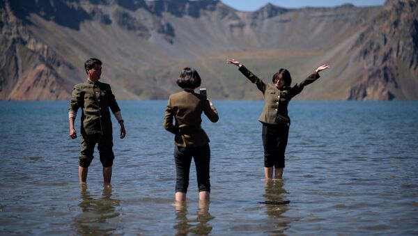 دانشجویان کره شمالی در «دریاچه بهشت» در کره شمالی - اسپوتنیک ایران  