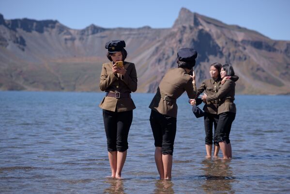 دانشجویان کره شمالی در «دریاچه بهشت» در کره شمالی - اسپوتنیک ایران  
