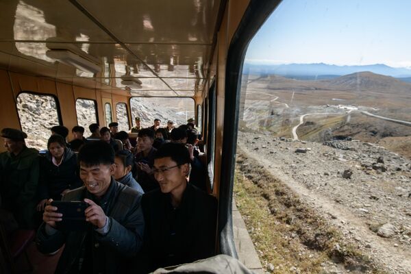 واگن قطار در حال حرکت به سمت کوه پاکتو در کره شمالی - اسپوتنیک ایران  