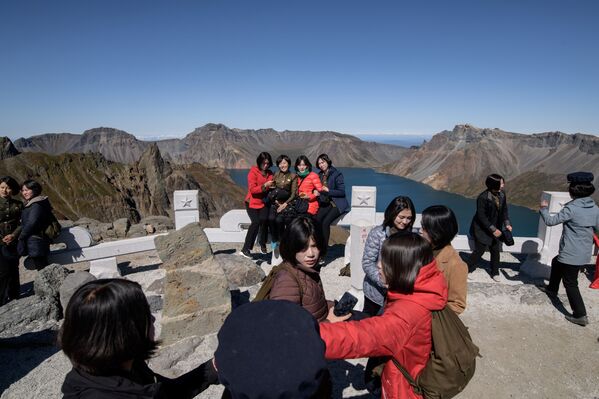 سلفی دانشجویان کره شمالی در زمینه دریاچه بهشت - اسپوتنیک ایران  