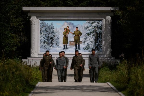 یادبود رهبر سابق کره شمالی - اسپوتنیک ایران  