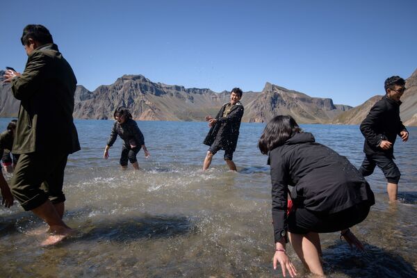  دانشجویان کره شمالی درحال آب‌بازی در دریاچه بهشت - اسپوتنیک ایران  
