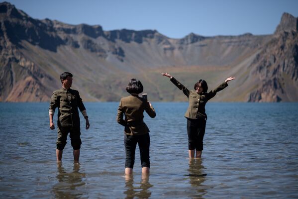 دانشجویان کره شمالی در حال سلفی در دریاچه بهشت - اسپوتنیک ایران  