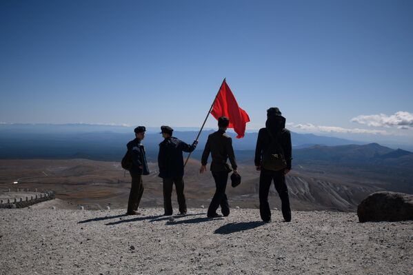  دانشجویان کره شمالی در حال صعود به قله کوه با پرچم - اسپوتنیک ایران  