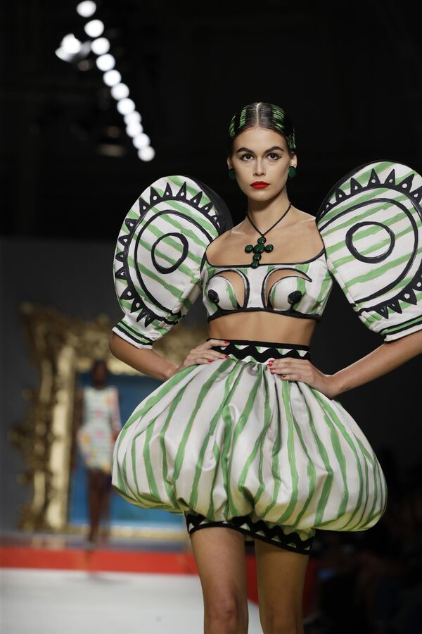 مدل کایا گربر در لباس برند موسکینو در هفته مد میلان - اسپوتنیک ایران  