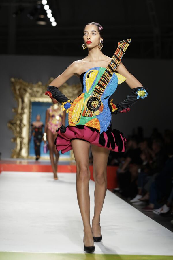 مدلی در لباس برند موسکینو در هفته مد میلان - اسپوتنیک ایران  