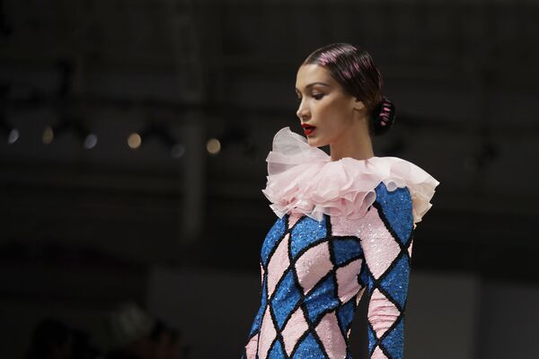 مدل بلا حدید در لباس برند موسکینو در هفته مد میلان - اسپوتنیک ایران  
