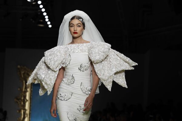 مدل جی جی حدید در لباس برند موسکینو در هفته مد میلان - اسپوتنیک ایران  