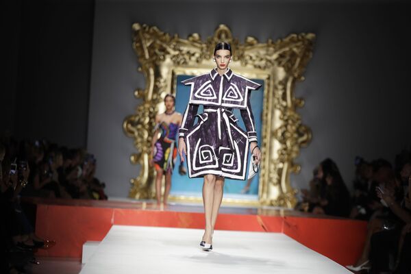 مدلی در لباس برند موسکینو در هفته مد میلان - اسپوتنیک ایران  