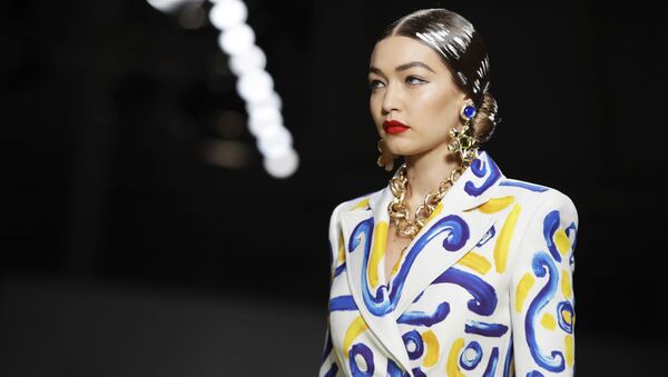 مدل جی جی حدید در لباس برند موسکینو در هفته مد میلان - اسپوتنیک ایران  