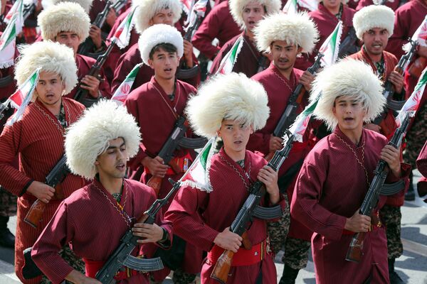 رژه نظامی به مناسبت سالگرد آغاز جنگ ایران و عراق در ایران - اسپوتنیک ایران  