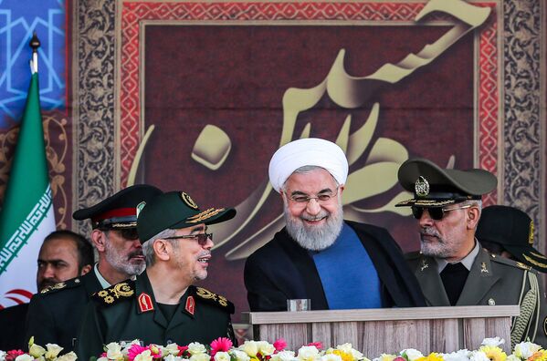 رژه نظامی به مناسبت سالگرد آغاز جنگ ایران و عراق در ایران با حصور حسن روحانی رئیس جمهور ایران - اسپوتنیک ایران  