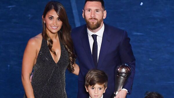 فوتبالیست لیونل مسی همراه همسر و فرزندانش در مراسم اعطای جوایز فوتبال فیفا در میلان ایتالیا - اسپوتنیک ایران  
