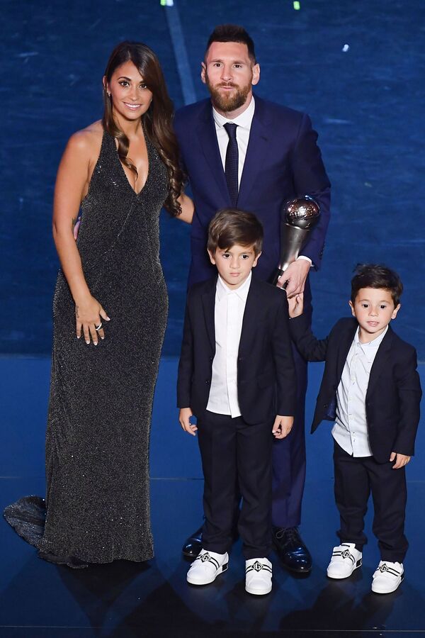 فوتبالیست لیونل مسی همراه همسر و فرزندانش در مراسم اعطای جوایز فوتبال فیفا در میلان ایتالیا - اسپوتنیک ایران  