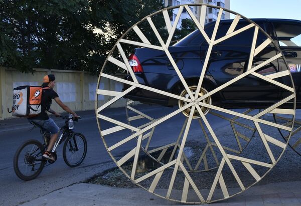 خودروی LADA Priora با چرخ های دو متری در یکی از خیابان های کراسنودار  - اسپوتنیک ایران  