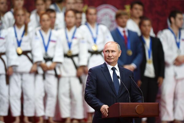 ولادیمیر پوتین، رئیس جمهور روسیه در مراسم اهدای جایزه سومین دوره مسابقات بین المللی جودو در ولادی واستوک - اسپوتنیک ایران  