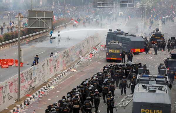 استفاده پلیس از توپ های آبی علیه تظاهرکنندگان در جاکارتا - اسپوتنیک ایران  