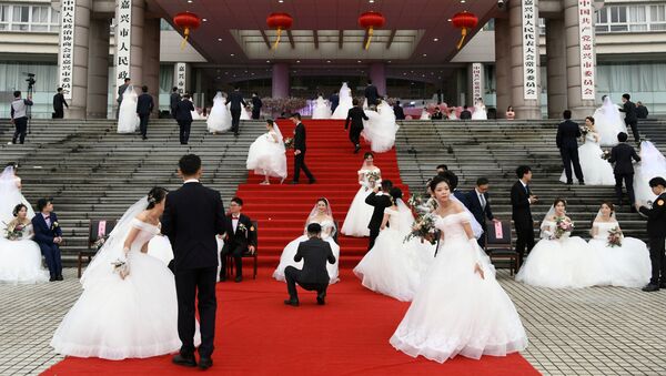 مراسم دسته‌جمعی عروسی به مناسبت 70-مین سالگرد تأسیس جمهوری خلق چین - اسپوتنیک ایران  